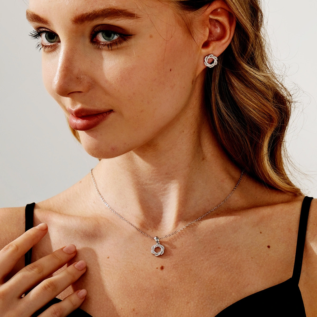 Fashion Wreath Design Women Jewelry Exquisite Shiny Copper Inlaid Zircon Pendant Necklace Earring Set 1