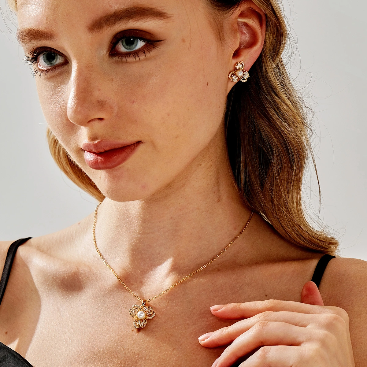 Exquisite Copper Inlaid Zircon Pendant Luxury Fashion Imitation Pearl Necklace Earrings Jewelry Set for Women 1