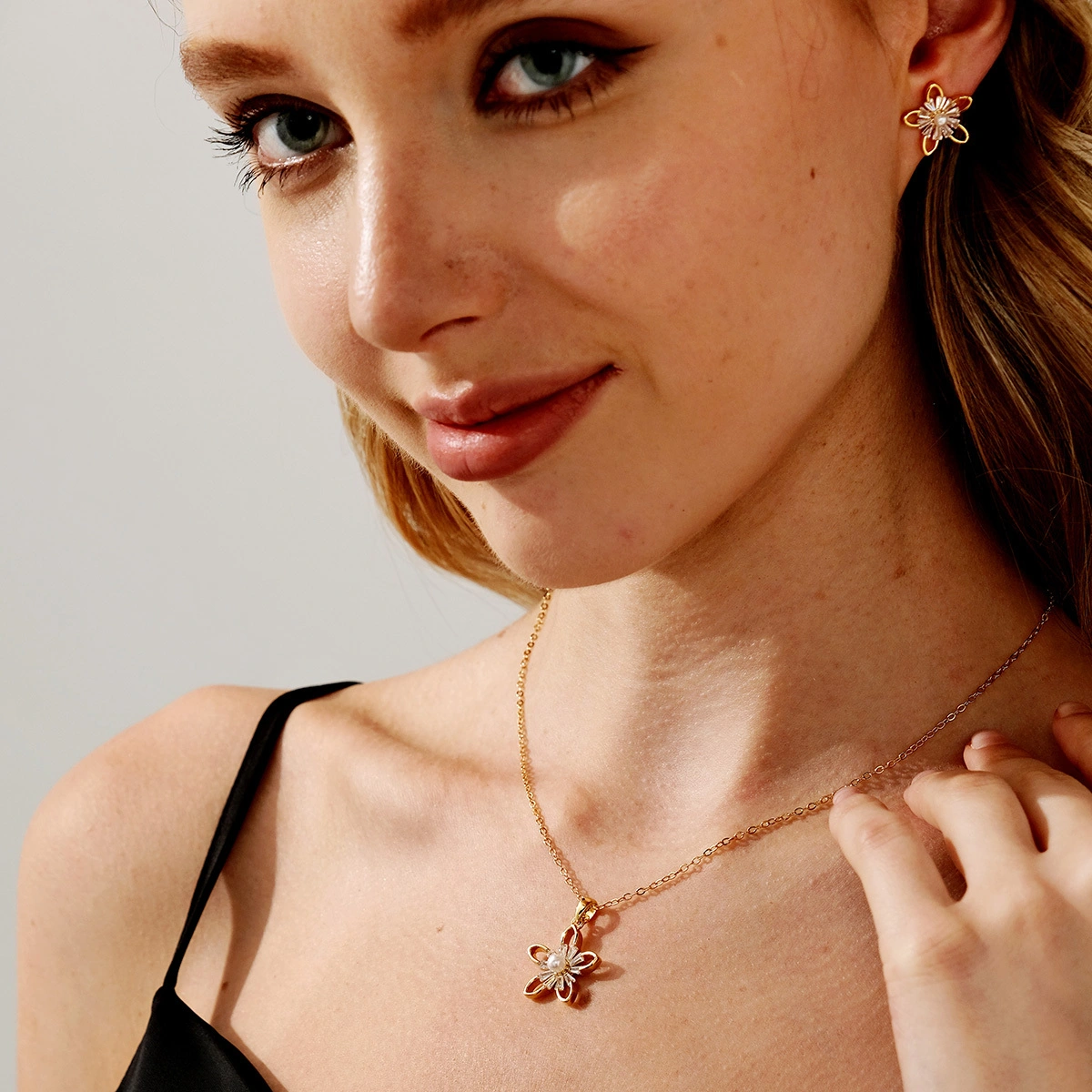 Fashion Sweet Flower Pendant Jewelry Set Exquisite Women's Accessories Zircon Necklace Earrings 1