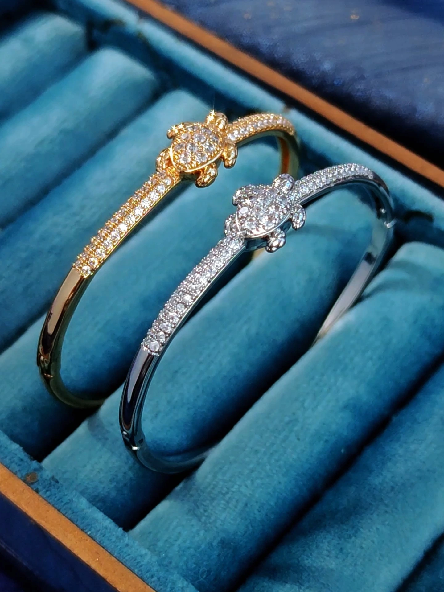 New Hot-Selling Copper Inlaid Zircon Bracelet Exquisite and Compact Turtle Design Open Bracelet 1