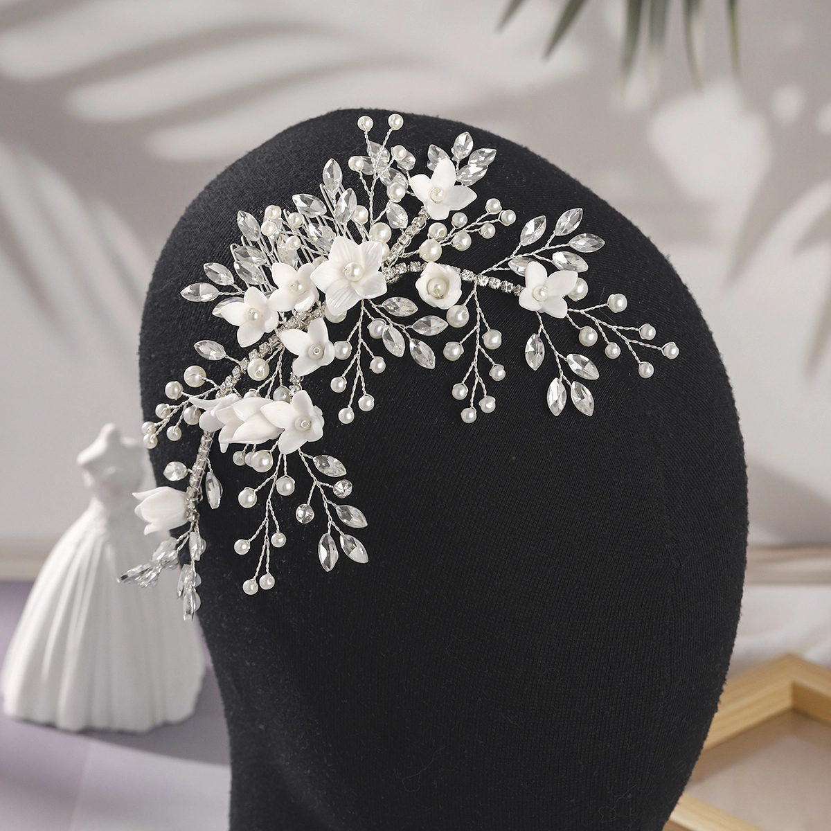 Exquisite Handmade Pearl Rhinestone Floral Hair Comb Bridal Wedding Headpiece Performance Ball Party Hair Comb 1