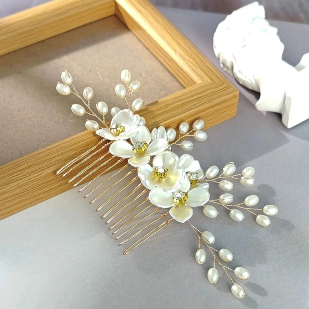 Simple White Acrylic Flower Handmade Beaded Hair Headpiece Elegant Updo Hair Comb for Women 1